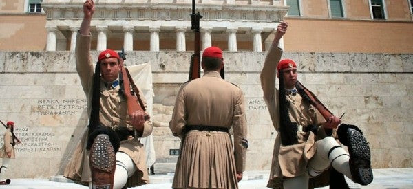 Η φωτογραφία με τους Εύζωνες που σπάει κόκαλα έξω από τη Βουλή – Σε ποιους απέδωσαν τιμές